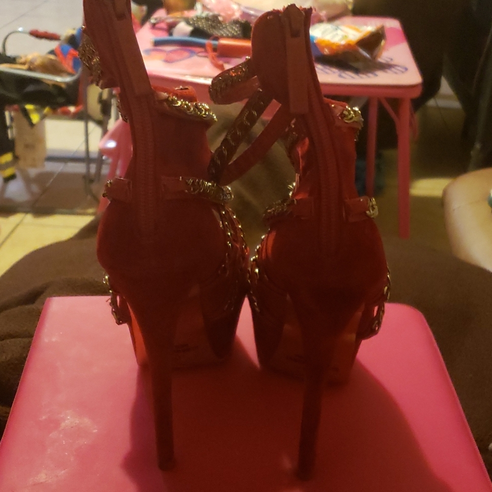 Red chain heels - Picture 4 of 4